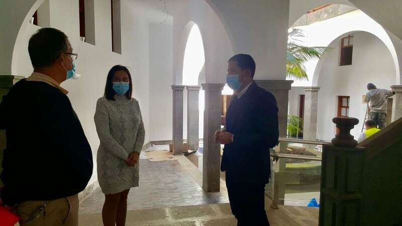 Héctor Suárez (d) y Lidia Mejías (c), de visita en las instalaciones / TA